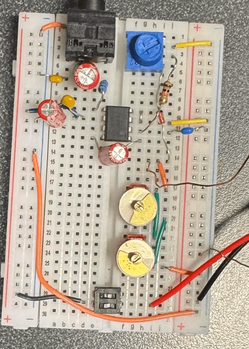 AM radio receiver real breadboard circuit